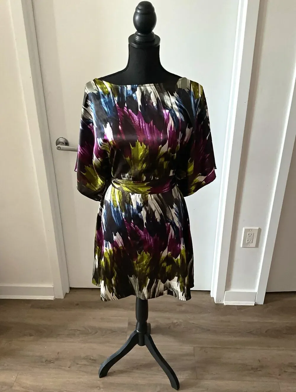 BCBGMAXAZRIA Multicolor Abstract Satin Sheath Dress Belted Boat Neck Sz M